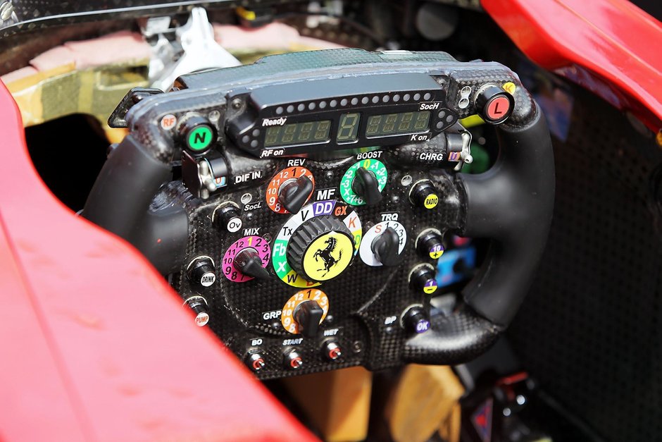 Volanul cu 50 de butoane din Formula 1, explicat in detaliu